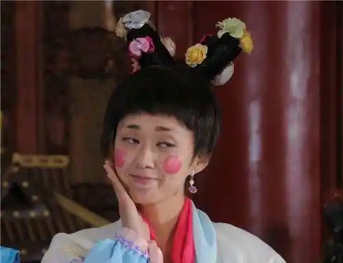 张娜拉扮丑造型曝光 龅牙麻子脸太雷人