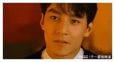 索尼片场贾玲一脸褶子全程跷二郎腿与吴彦祖合影像两代人