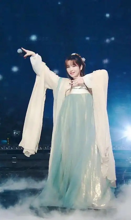 金莎穿汉服太美了不愧是神话中的吕素温柔又甜美好吸睛