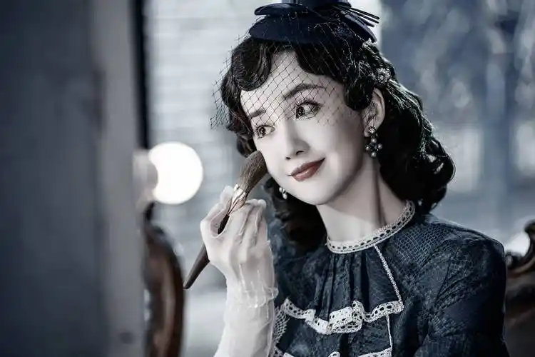 此前就凭借在《民国奇探》中饰演造型惊艳的国民初恋邹静,被一众网友