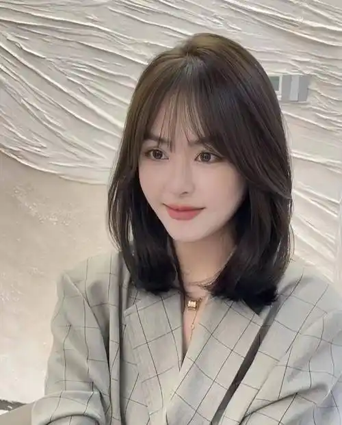 今年流行一种发型叫"锁骨发",洋气减龄显脸小,效果堪比整容_头发_脸型