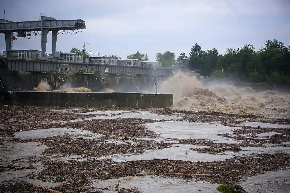 舆论总被一些别有用心的机构把控.