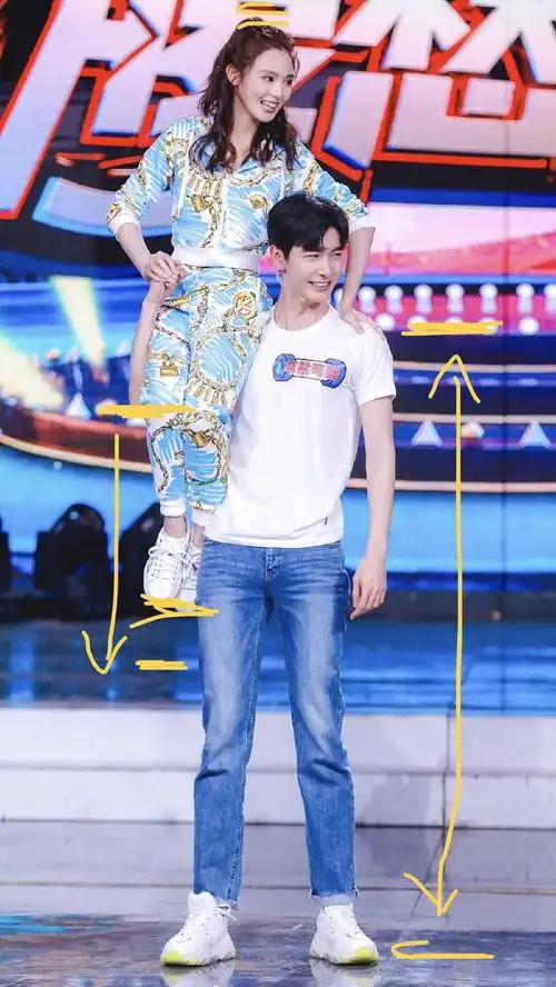 播出前就有好多人问小苒多高,根据她和fbb的合照,大概推算出身高在163