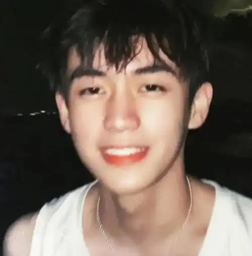 宝藏男孩余庆伟  #人鱼线余庆伟  昨天老余的直播