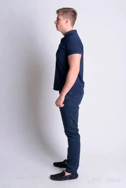 年轻金发帅哥全身拍摄侧视图