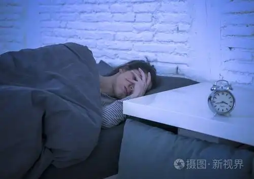 年轻美丽哀伤和忧虑的拉丁妇女遭受失眠和睡眠障碍问题无法入睡深夜躺