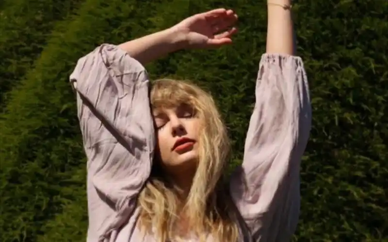 霉霉《evermore》专辑系列写真壁纸～第二弹