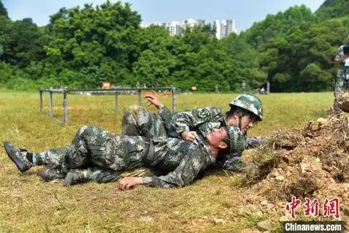 广西柳州民兵烈日下比武 从实弹射击比到野战烹调
