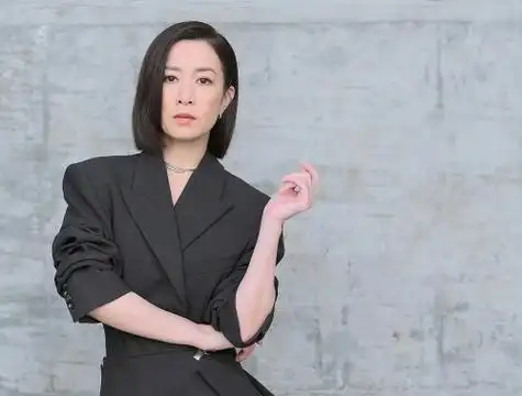 新闻女王佘诗曼高定礼服大片诠释女王的时尚魅力