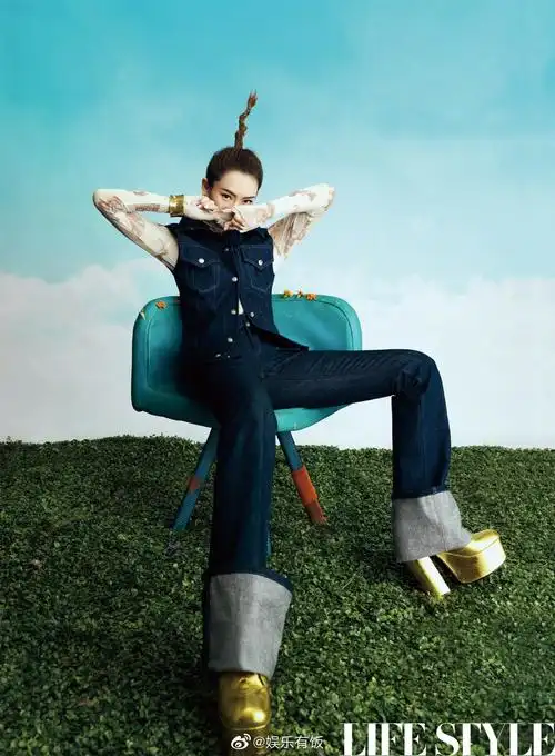 戚薇 释出最新杂志封面大片,复古风潮中的多套造型look轻松驾驭|戚薇