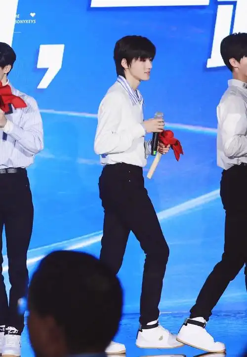 腿长110不是吹的,行走的长腿精@时代少年团-宋亚轩