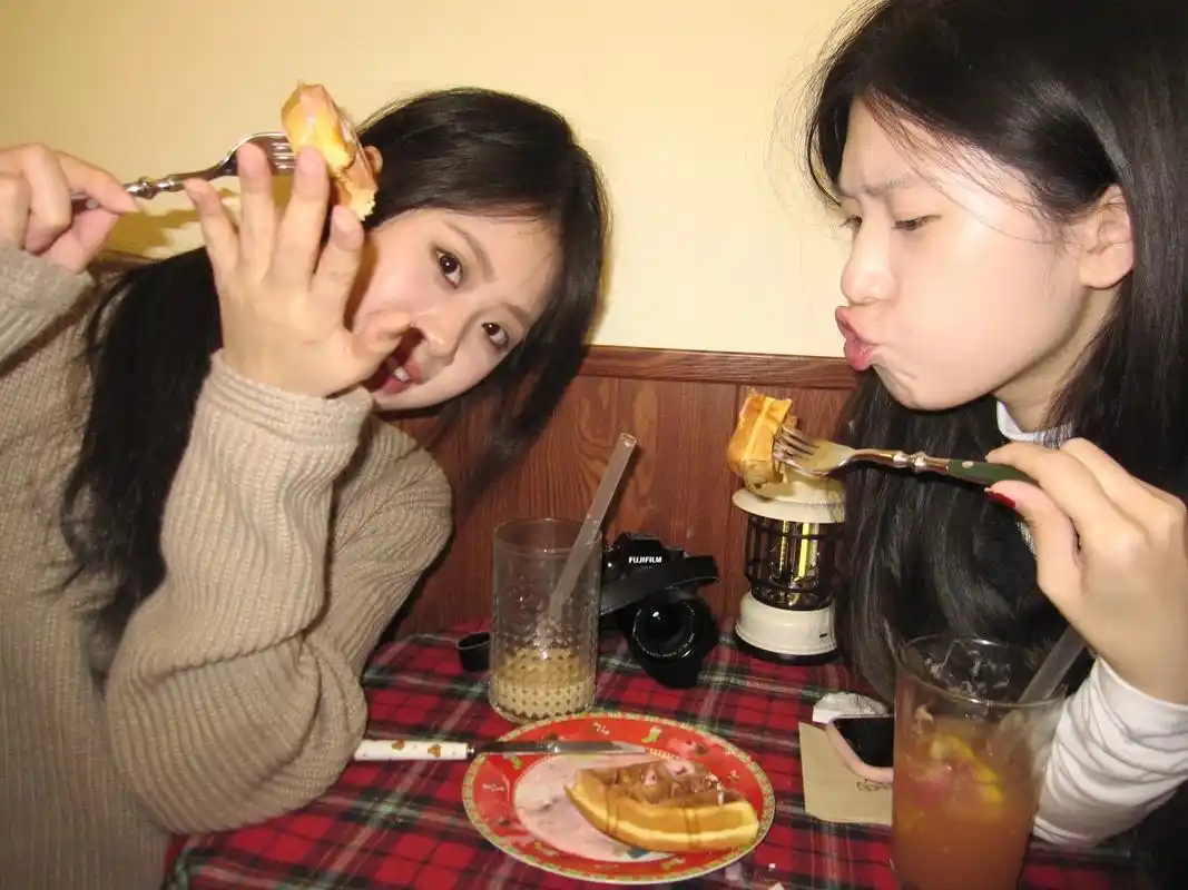 非常会拍照的两个小女孩.#分享照片 #ccd @不要砍斑布! - 抖音