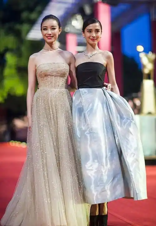 杨颖,信心越来越弱,甚至分分钟被人秒杀,一点风头都没有;和倪妮同框的