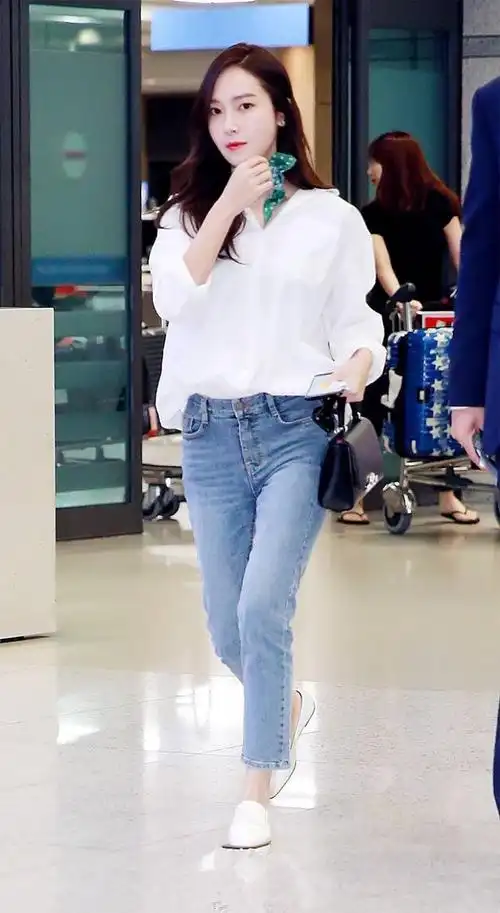 原少女时代成员郑秀妍私服现身机场,原来牛仔这么耐穿,你却还不知道