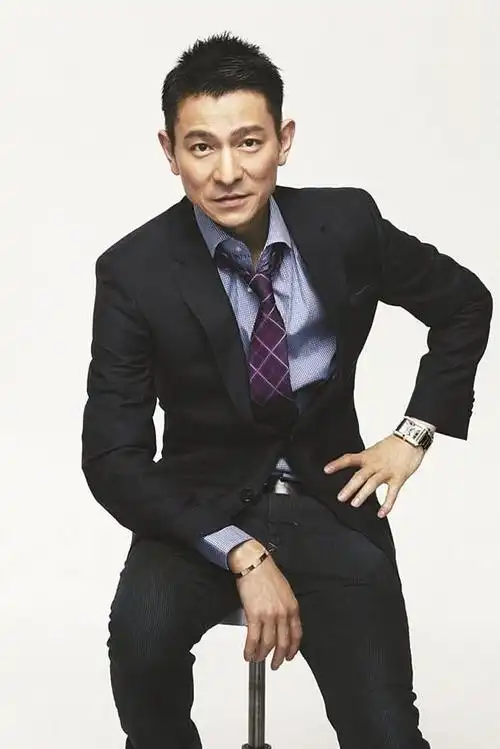 56岁刘德华再当爹?美丽妻子挺肚子去看医生,女儿全程陪伴!