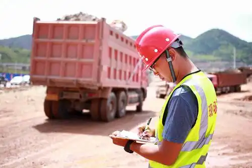项目管理人员记录施工情况