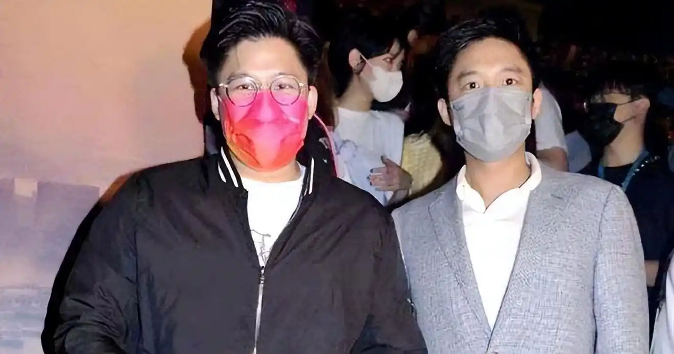 霍启山参加商务聚会,西装笔挺很帅气,可惜何超莲章子怡都错过他