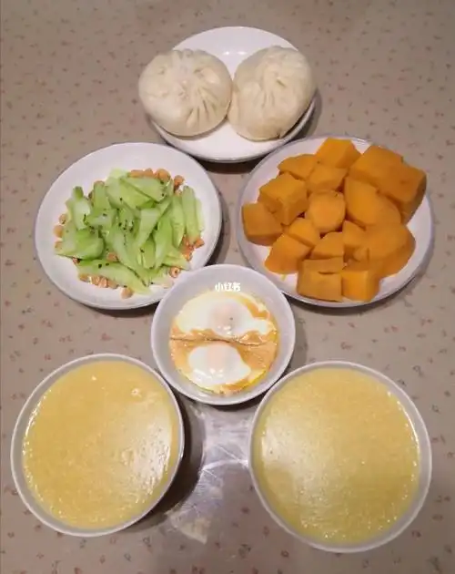 两个老年人的早餐