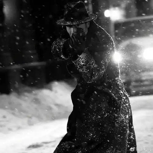 于和伟晒悬崖之上角色剧照雪中持枪身姿矫健