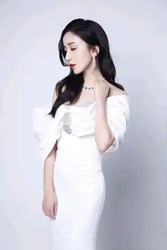 一袭白色长裙彰显完美身材的娄艺潇