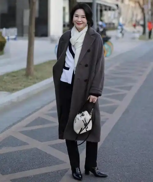 女人50岁如何穿衣好看,冬季变美的"3个思路",照着穿也很优雅