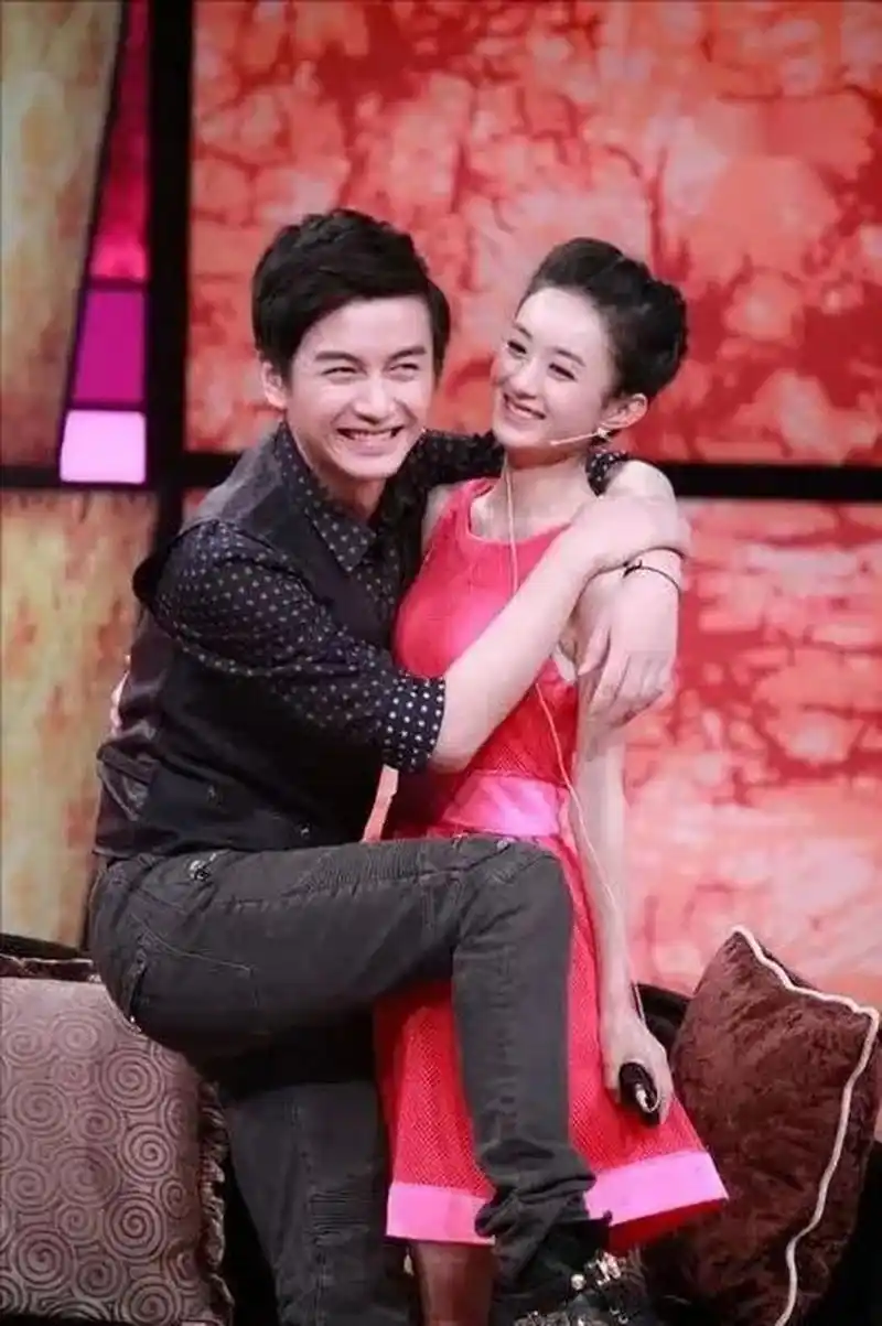 当年,赵丽颖和陈晓参加节目,主持人好奇的问她们:"你们俩现在真的在一