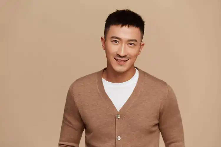 张铎释出春日写真大片率性雅痞彰显演员反转魅力