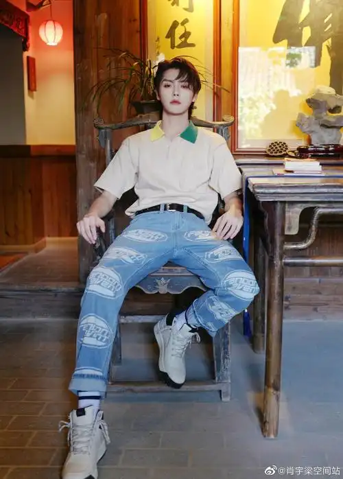 这张我挺喜欢的有在emo嗯不要问为什么遮脸0599是好看的是曾威航