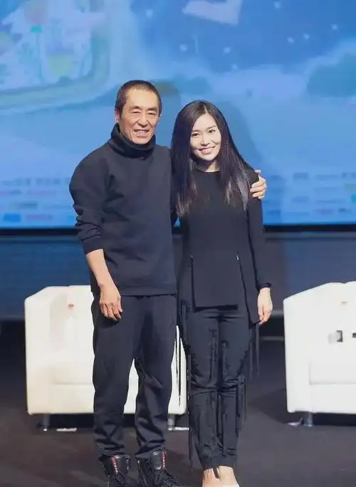 张艺谋罕见晒一家七口合影洋女婿罕见出镜老婆年轻漂亮