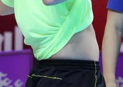 妈耶!#龙蟒#也有看腹肌许昕掀起肚肚好可爱不知道马龙看了什么表情