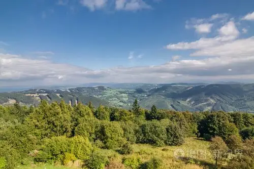 令人惊异夏天山区农村在蓝蓝的天空下