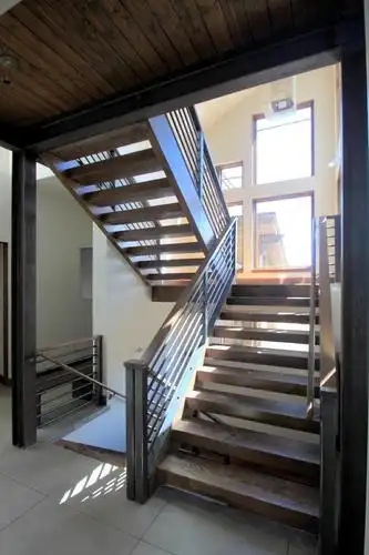 深咖色木质简洁镂空楼梯装修效果图