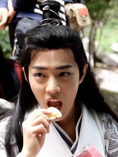 肖战兔兔吃薯片