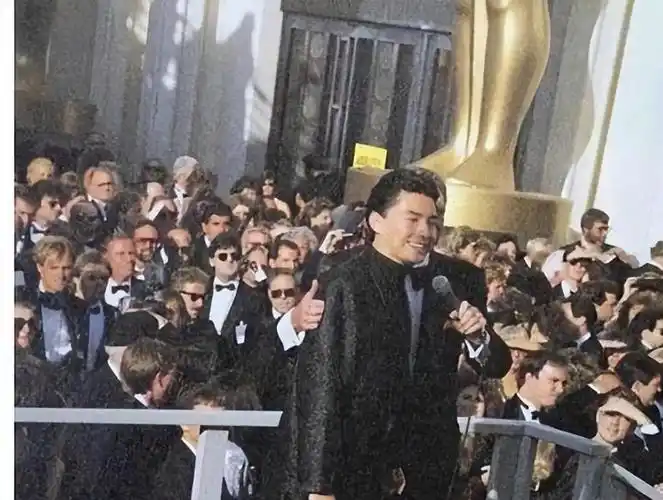 回顾尊龙被称亚洲美男,林青霞熬夜看他,71岁无妻无子与狗相伴