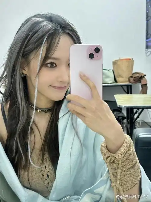 照片里的程潇留着白色挑染发型,画着性感猫眼妆,被粉丝们赞很酷