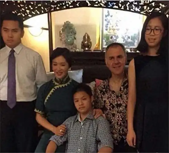 悉心呵护养子!金星20年前领养的三个孩子,现如今这么样了