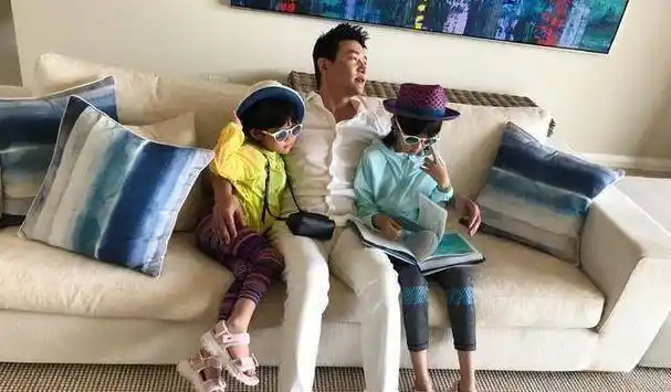 没想到今日一见,陆毅何止是发福,这简直就是身材严重走形.