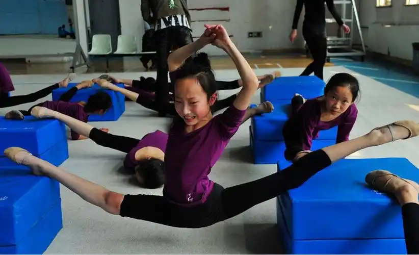 这些孩子们都为什么要这样残忍的压腿,是学这个的每个人都要这样吗