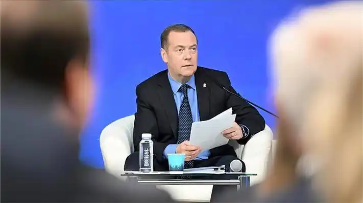 波兰总统杜达讲话后,梅德韦杰夫称谈判毫无意义