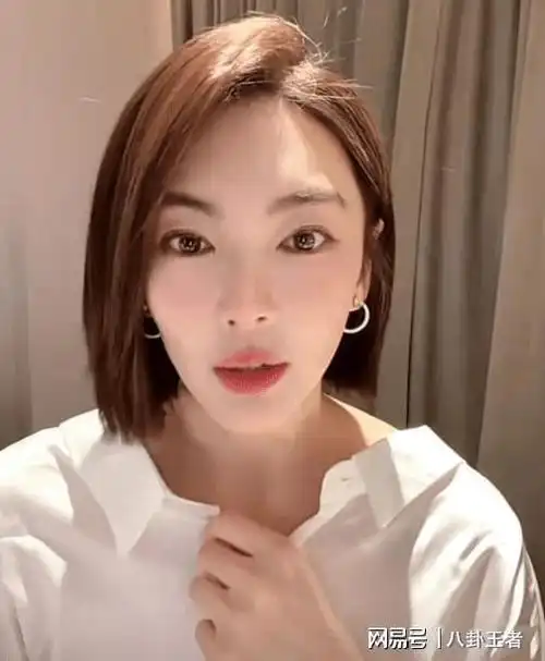 在周星驰的电影《长江七号》里张雨绮还是单眼皮,不过之后,张雨绮就去