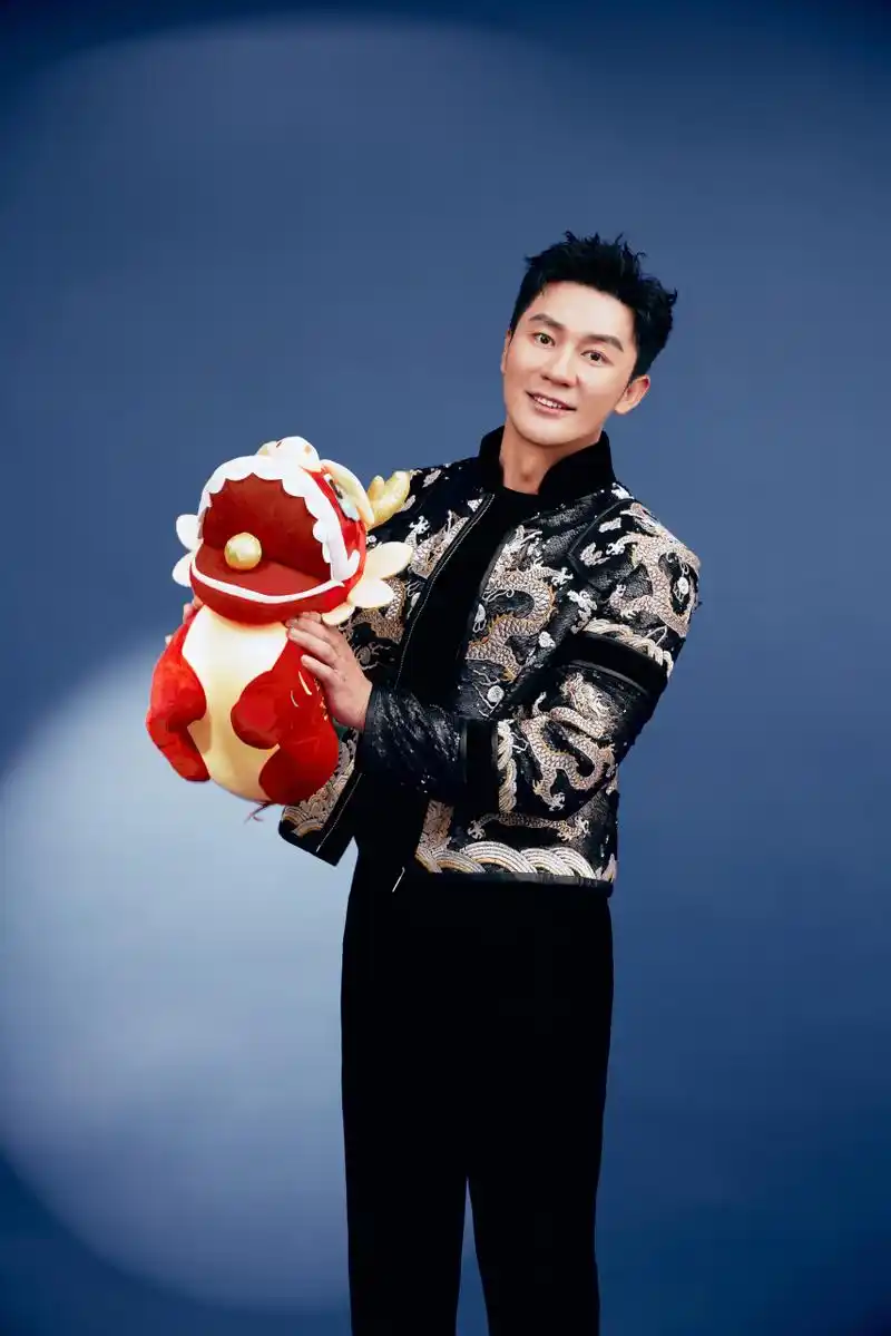 李晨超话#龙年大吉##春节# 小室来拜年 福启新岁,岁岁常欢愉 心怀暖阳