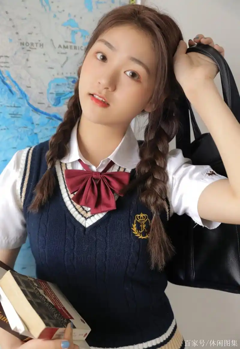 可爱娇嫩麻花辫学生妹