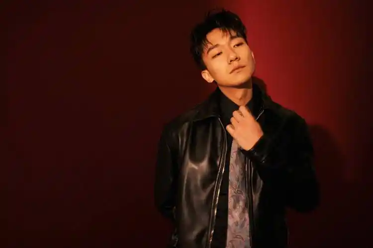 吴昊宸新年红大片释出情绪光影交织尽显雅痞率性