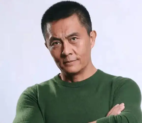 58岁常戎气质大变,浑身腱子肉似小伙,娶小17岁老婆成人生赢家_生活