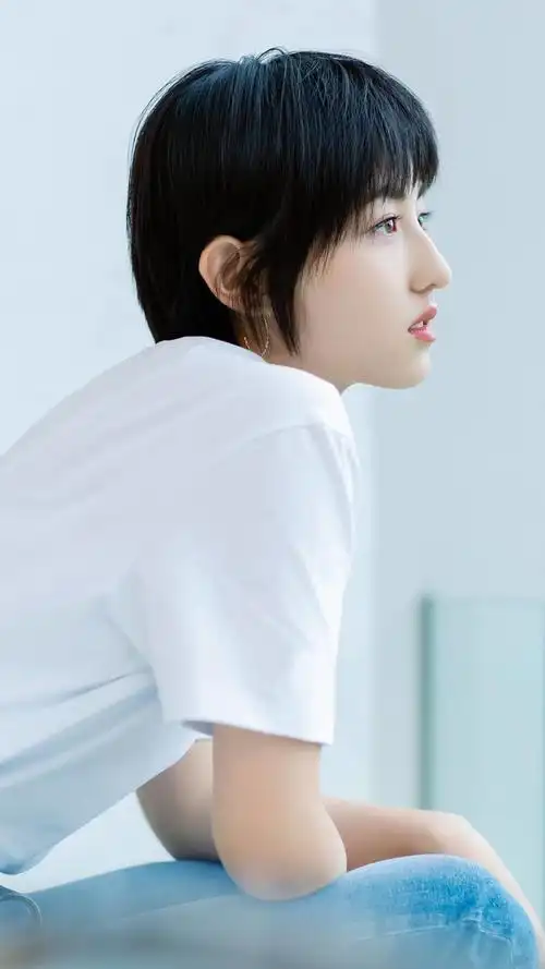 短发清爽张子枫