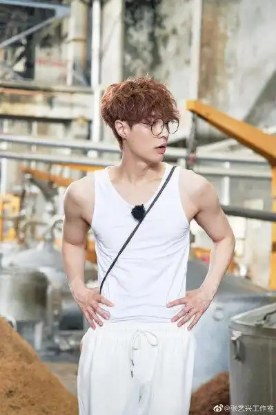 羊毛卷加眼镜杀,这是什么绝世大宝贝,还有雪白的大胳呗…#极限挑战