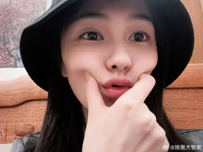 白鹿七月第一天营业照素颜自拍.皮肤状态真好,一点瑕疵都没有.