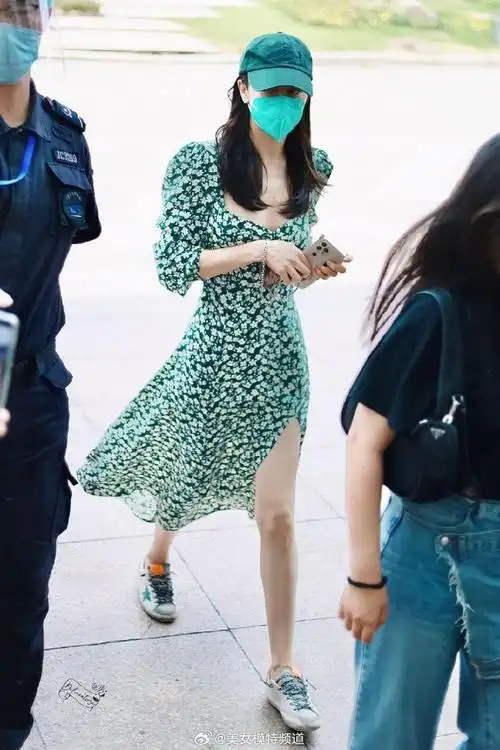 迪丽热巴机场街拍图