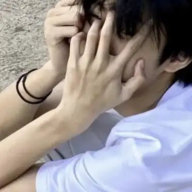男生双手捂脸的真人头像图片