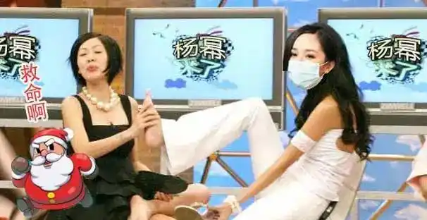 杨超越回应闻袜子称仙女的脚不会臭,杨幂也曾自黑脚臭扭转形象